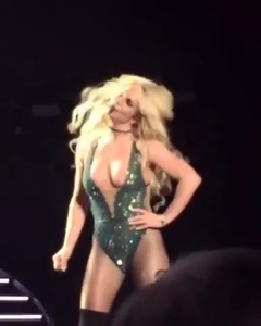 Britney Spears - Wardrobe Malfunction at Concert LasVegas  ( 7UXHy8Wc