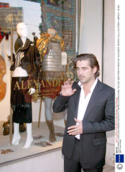 Колин Фаррелл (Colin Farrell) To Unveil "Alexander" Costumes In Windows Of Barneys New York, 06.11.2004 (37xHQ) FBSC567O